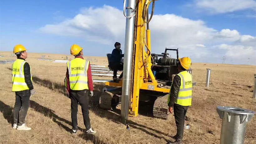 1645370646415556.jpg 青海共和太陽(yáng)能光伏電站現(xiàn)場(chǎng).jpg